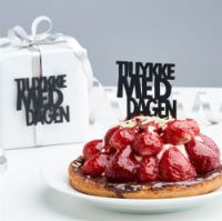 Billede af Felius Tillykke med dagen dekoskilt H: 9,1cm - Sort OUTLET