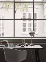 Billede af &Tradition Flowerpot VP3 Bordlampe H: 50 cm - Chrome Plated 