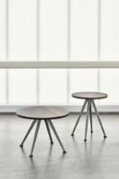 Billede af HAY Pyramid Coffee Table 51 Ø: 60 cm - Beige Steel/Smoked Oak