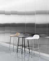 Billede af Normann Copenhagen Form Barstol SH: 75cm - Blå/Sort Eg