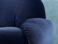 Billede af GUBI Pacha Lounge Chair w. Armrest SH: 35 cm - Velvet Blue/Pearl Gold Fixed Base