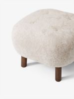 Billede af &Tradition Little Petra ATD1 Pouf H: 37 cm - Oiled Walnut/Sheepskin Moonlight 