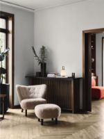 Billede af &Tradition Little Petra ATD1 Pouf H: 37 cm - Oiled Walnut/Sheepskin Moonlight 