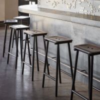 Billede af Please Wait to be Seated Tubby Tube Bar Stool H: 73 cm - Nature/Black