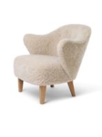 Billede af Audo Copenhagen Ingeborg Loungestol SH: 40 cm - Sheepskin Moonlight/Eg