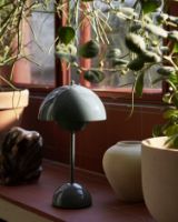 Billede af &Tradition Flowerpot VP9 Bordlampe H: 29,5 cm - Stone Blue 