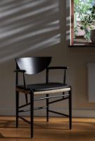 Billede af &Tradition HM4 Drawn Chair w. armrest SH: 46cm - Natural Paper Cord/Black Oak