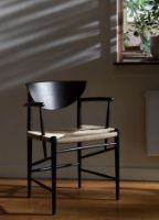 Billede af &Tradition HM4 Drawn Chair w. armrest SH: 46cm - Natural Paper Cord/Black Oak