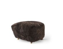 Billede af Audo Copenhagen Den Trætte Mand Fodskammel H: 36 cm - Lammeskind Espresso/Natural Oak