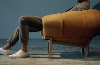 Billede af GUBI Croissant Lounge Chair SH: 46 cm - Walnut / Chamois Cuoio