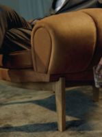 Billede af GUBI Croissant Lounge Chair SH: 46 cm - Walnut / Chamois Cuoio