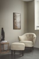 Billede af Audo Copenhagen Ingeborg Fodskammel H: 38 cm - Sheepskin Moonlight/Eg