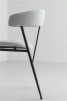Billede af GUBI Violin Dining Chair Fully Upholstered Svevo SH: 45 cm - Black Matt / 002 