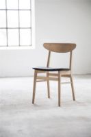 Billede af Farstrup 210r Spisebordstol SH: 47 cm - Hvidolieret Eg / Sort Læder