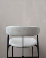 Billede af GUBI Violin Dining Chair Fully Upholstered Bouclé SH: 45 cm - Black Matt / 004