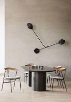 Billede af GUBI Violin Dining Chair Upholstered Seat Bouclé SH: 45 cm - American Walnut / 001 