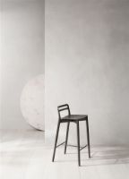 Billede af Vipp 484 Cabin Counter Stool SH: 67 cm - Dark Oak/Black Leather