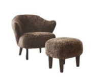 Billede af Audo Copenhagen Ingeborg Loungestol m. Fodskammel SH: 40 cm - Sheepskin Sahara/Dark Stained Oak KAMPAGNETILBUD 