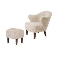 Billede af Audo Copenhagen Ingeborg Loungestol m. Fodskammel SH: 40 cm - Sheepskin Moonlight/Røget Eg