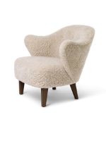 Billede af Audo Copenhagen Ingeborg Loungestol m. Fodskammel SH: 40 cm - Sheepskin Moonlight/Røget Eg