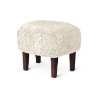 Billede af Audo Copenhagen Ingeborg Loungestol m. Fodskammel SH: 40 cm - Sheepskin Moonlight/Røget Eg