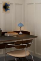 Billede af &Tradition Pavilion Desk AV17 w. Back 130x65 cm - Linoleum Iron 4178 / Lacquered Walnut 