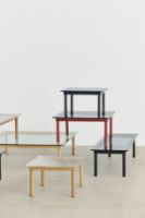 Billede af HAY Kofi Table 80x80 cm - Solid Walnut / Clear Reeded Glass