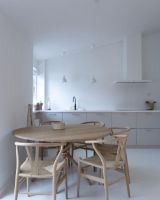 Billede af Eberhart Furniture Hector 140 Dining Table Ø: 140 cm - Light Oak/Brass