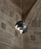 Billede af GUBI Multi-Lite Pendel Small Ø:25,5 cm Brass base - Midnight Blue skærm