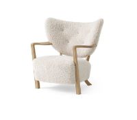 Billede af &Tradition Wulff ATD2 Lounge Chair SH: 41 cm - Sheepskin Moonlight/Oiled Oak