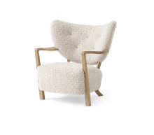 Billede af &Tradition Wulff ATD2 Lounge Chair SH: 41 cm - Sheepskin Moonlight/Oiled Oak