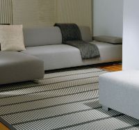 Billede af Woodnotes Cut Stripe Carpet Sewn Edges 140x200 cm - Graphite/Stone