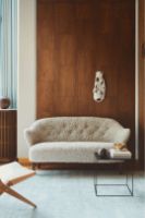 Billede af Audo Copenhagen Ingeborg 2,5 Pers. Sofa L: 160 cm - Sheepskin Moonlight/Eg