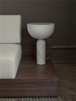 Billede af New Works Kizu Table Lamp Ø: 30 cm - White Marble / White Acrylic