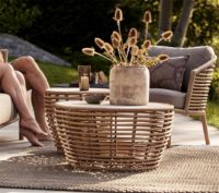 Billede af Cane-line Outdoor Basket Sofabord Stor Ø: 95 cm - Travertine Look Ceramic/Natural Weave