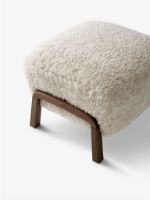 Billede af &Tradition Wulff Pouf ATD3 SH: 39 cm - Sheepskin Moonlight/Walnut