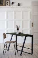 Billede af Bent Hansen Hemingway Skrivebord m. Opladerstation & Skuffe L: 120 cm - Sortlakeret Bøg/Conifer Green Linoleum
