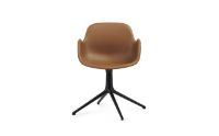 Billede af Normann Copenhagen Form Drejestol m. armlæn SH: 44cm - Brandy Læder/Sort Aluminium