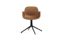 Billede af Normann Copenhagen Form Drejestol m. armlæn SH: 44cm - Brandy Læder/Sort Aluminium
