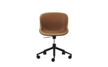 Billede af Normann Copenhagen Hyg Drejestol m. Højdejustering Fuldpolstret SH: 46 cm - Brandy Læder/Sort Aluminium