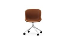 Billede af Normann Copenhagen Hyg Drejestol m. Hjul Fuldpolstret SH: 46 cm - Brandy Læder/Aluminium