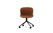 Billede af Normann Copenhagen Hyg Drejestol m. Hjul Fuldpolstret SH: 46 cm - Brandy Læder/Sort Aluminium