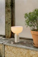 Billede af New Works Kizu Portable Table Lamp Ø: 18 cm - White Marble / White Acrylic