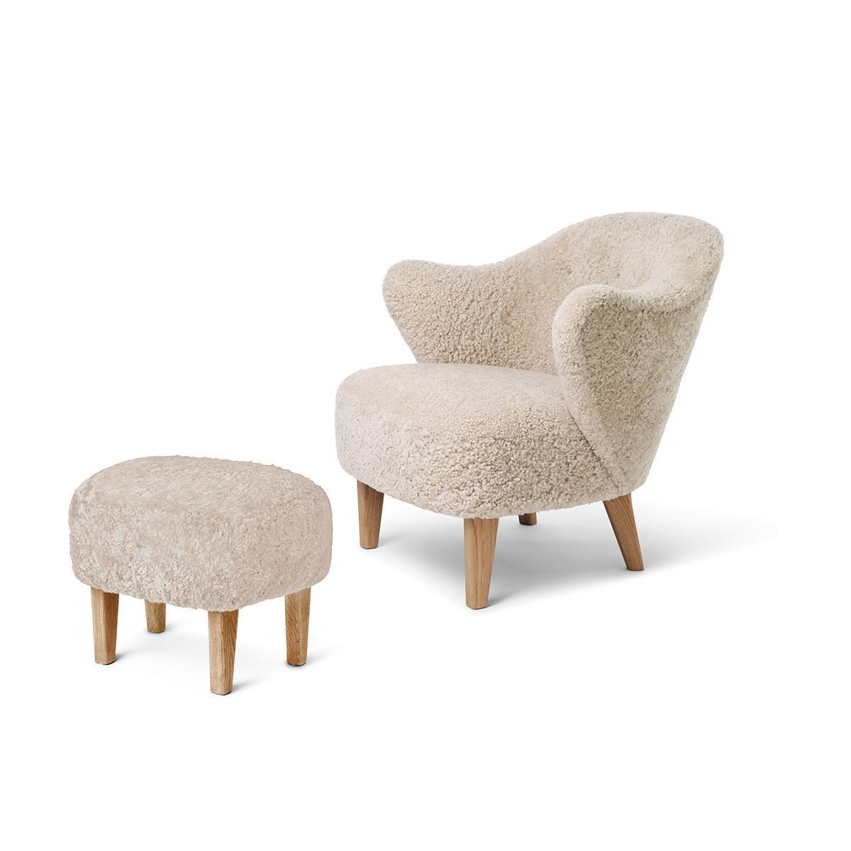 Billede af Audo Copenhagen Ingeborg Loungestol m. fodskammel SH: 40 cm - Sheepskin Moonlight/Eg