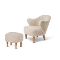 Billede af Audo Copenhagen Ingeborg Loungestol m. fodskammel SH: 40 cm - Sheepskin Moonlight/Eg