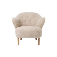 Billede af Audo Copenhagen Ingeborg Loungestol m. fodskammel SH: 40 cm - Sheepskin Moonlight/Eg