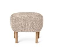 Billede af Audo Copenhagen Ingeborg Loungestol m. fodskammel SH: 40 cm - Sheepskin Moonlight/Eg