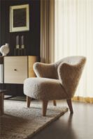 Billede af Audo Copenhagen Ingeborg Loungestol m. fodskammel SH: 40 cm - Sheepskin Moonlight/Eg