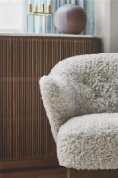 Billede af Audo Copenhagen Ingeborg Loungestol m. fodskammel SH: 40 cm - Sheepskin Moonlight/Eg
