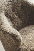 Billede af Audo Copenhagen Ingeborg Loungestol m. Fodskammel SH: 40 cm - Sheepskin Sahara/Eg